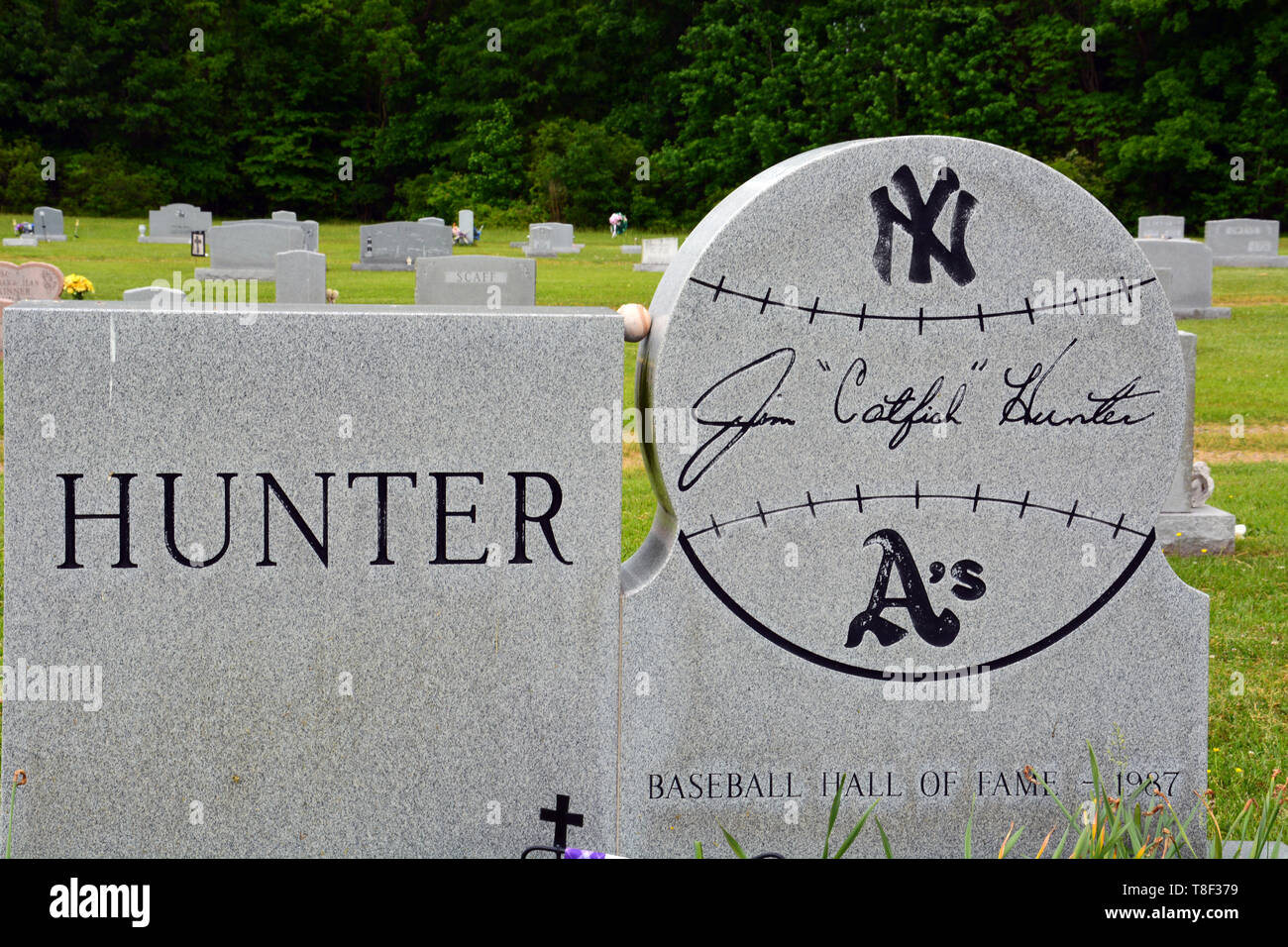 Lapide commemorativa per Jim Catfish Hunter a Hertford, NC. Hunter si accamparono nella major league con l'atletica da 1965-74 e 1975-79 Yankees. Foto Stock