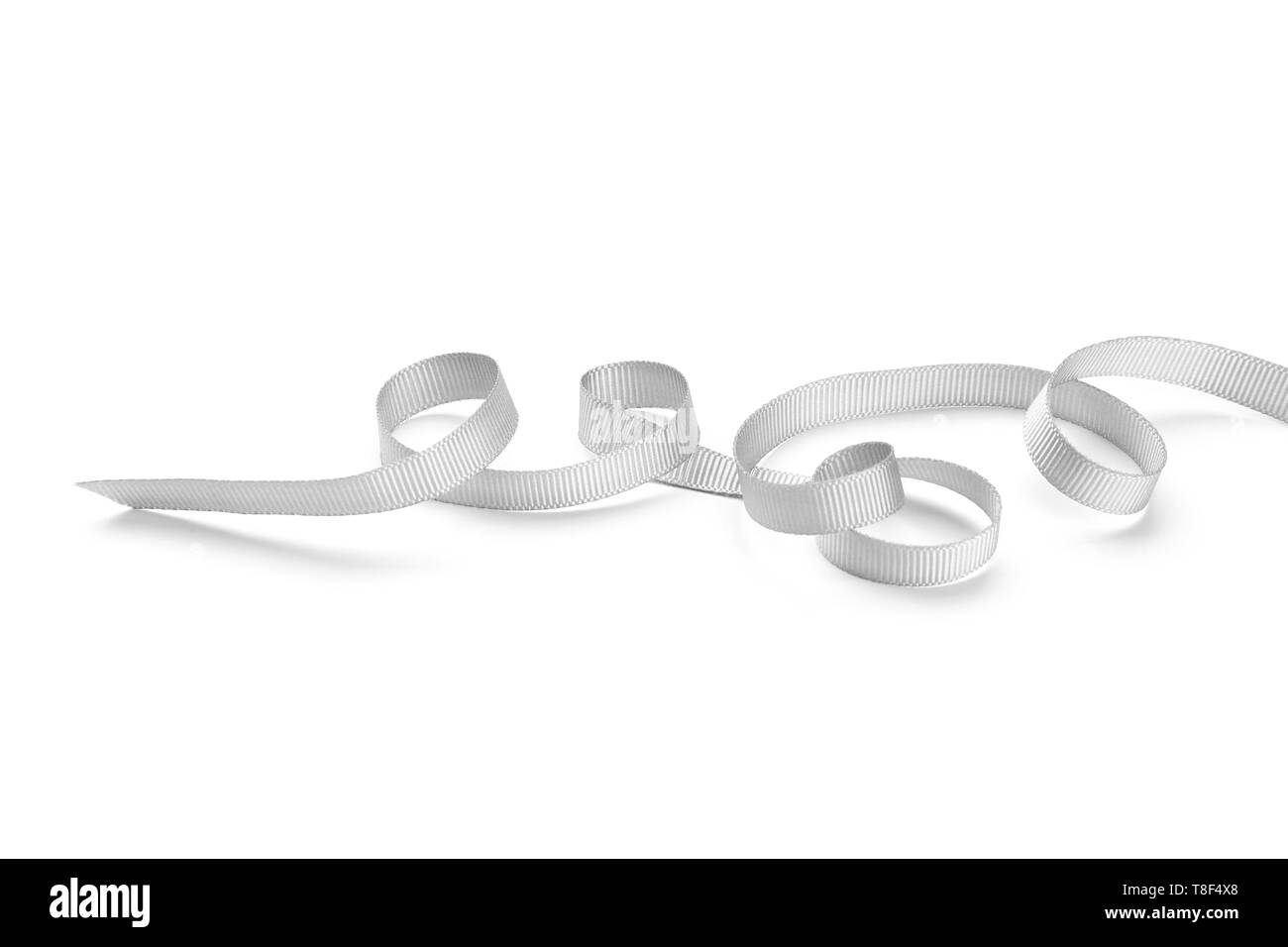 Nastro argentato su sfondo bianco Foto Stock