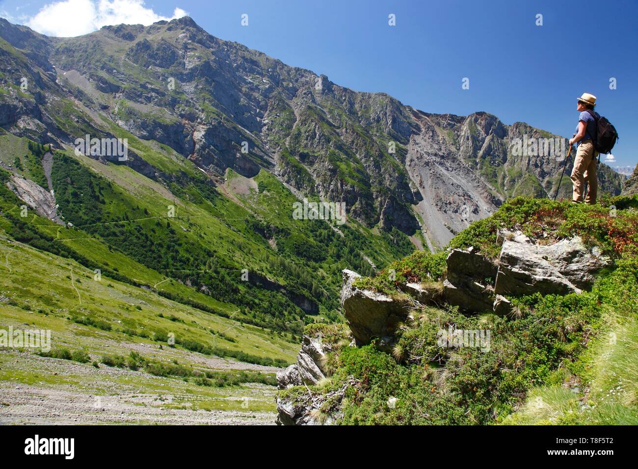 Francia, Isere, Lavaldens, Femmina escursionista guardando il vertice Coiro, sul sentiero verso Rif bruyant lago Foto Stock