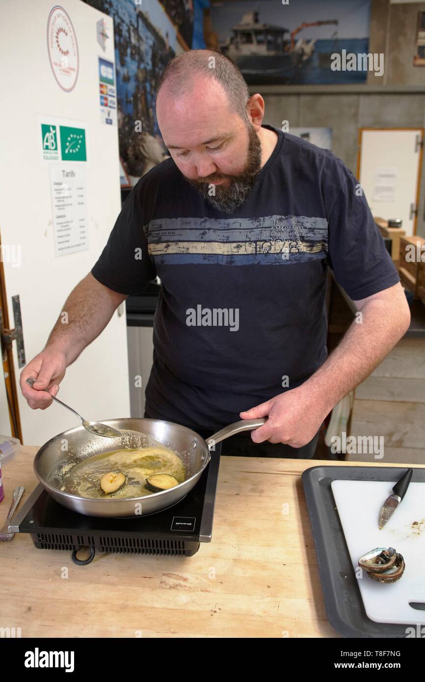 Francia, Finisterre, Plouguerneau, Francia Haliotis, halioticulture organico, la preparazione e la degustazione di abalone Foto Stock
