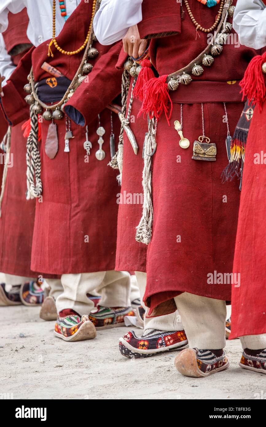 India, stato di Jammu e Kashmir, Himalaya, Ladakh, Indus Valle, Leh, annuale Festival di Ladakh, strumenti e oggetti tradizionali attaccata alla cintura e indossando pabus (ricamato scarpa di feltro o tessuto di lana) di uomini di una troupe culturale della regione Gya-Meru Foto Stock