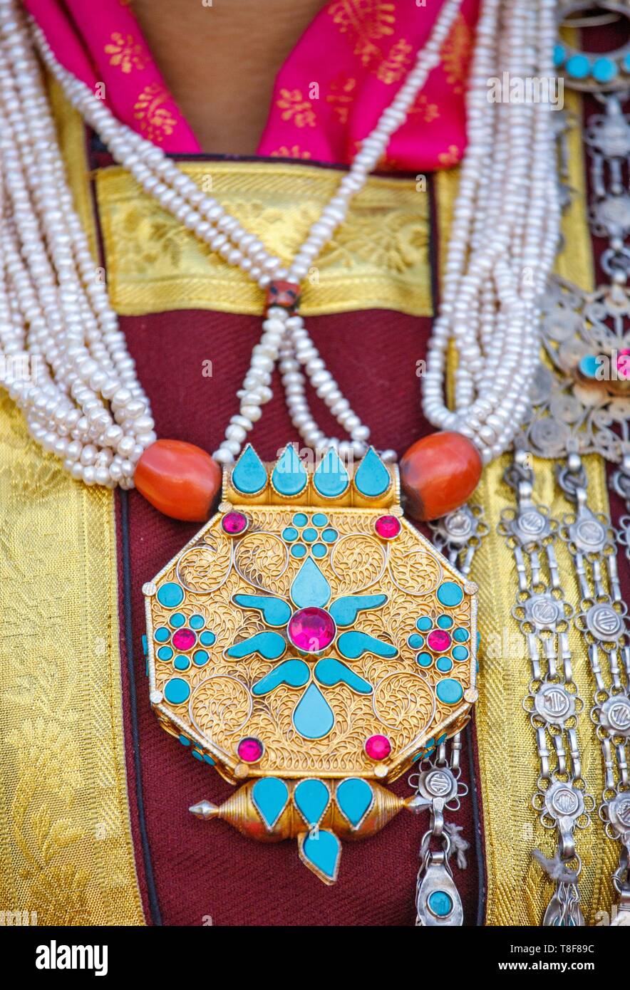 India, stato di Jammu e Kashmir, Himalaya, Ladakh, Indus Valle, Leh, annuale Festival di Ladakh, perla e collana corallo e ga'u una piccola casella di oro intarsiato con il turchese che ospita preziose talismani, indossato da una donna da una troupe culturale nell'area Nimoo Foto Stock