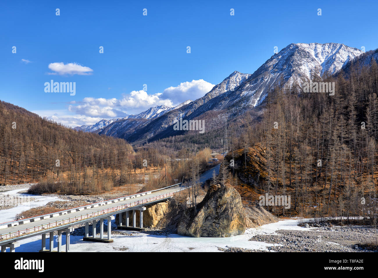 Ponte Bianco Irkut fiume. Strada - Kultuk Orlik. Paesaggio di montagna. Eastern Sayan. Buryatia Foto Stock