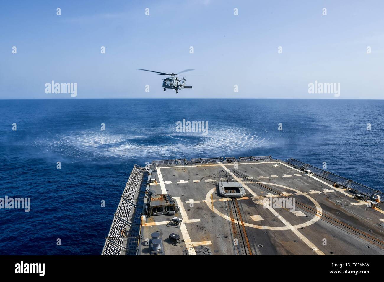 190506-N-UM706-0045 mare rosso (6 maggio 2019) un MH-60R Sea Hawk elicottero assegnato al "Granmaestro" di elicottero Maritime Strike Squadron 46 a bordo della Arleigh Burke-class guidato-missile destroyer USS Nitze (DDG 94) si prepara a terra sulla nave del ponte di volo. Nitze è in corso come parte di Abramo Lincoln Carrier Strike gruppo deployment a sostegno della sicurezza marittima gli sforzi di cooperazione negli Stati Uniti 5th, 6 e 7 settori della flotta di funzionamento. Con Abraham Lincoln come ammiraglia, distribuito strike gruppo attivi comprendono staffs, di navi e di aeromobili di Carrier Strike gruppo 12, Destroyer Squadron 2, Foto Stock