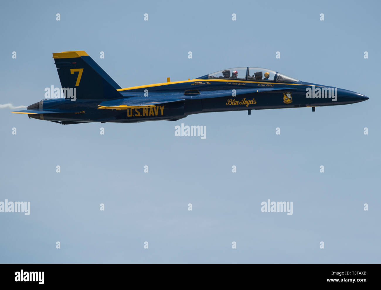 U.S Navy Lt. La Cmdr. Brandon Hempler, Blue Angels filo pilota solo, destra e U.S. Air Force Major Matt Kimmel, Thunderbirds filo pilota solo, volare un F/A-18 Hornet C/D durante il 2019 leggende nella JBA Volo Air & Space Expo su base comune Andrews, Md., 10 maggio 2019. Il Blue Angels Thunderbirds e rappresentano la quintessenza della marina e Air Force precisione e dedizione. (U.S. Air Force foto di Airman 1. classe di Michael S. Murphy) Foto Stock