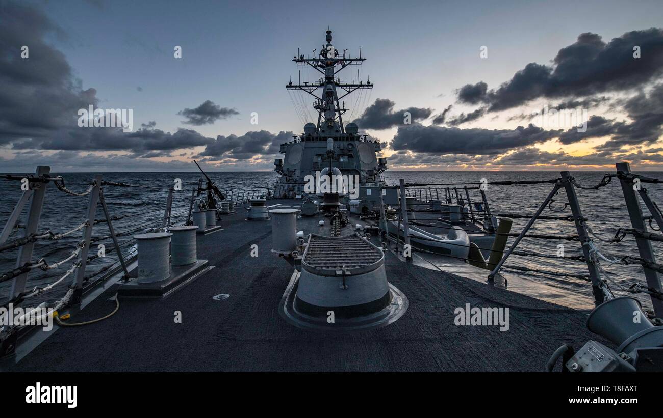 190511-N-TI693-0006 OCEANO ATLANTICO (11 maggio 2019) - Il Arleigh Burke-class guidato-missile destroyer USS Carney (DDG 64) ai transiti attraverso l'Oceano Atlantico durante il formidabile schermo 19, 11 maggio 2019. Protezione formidabile è progettato per migliorare l'interoperabilità degli alleati in un live-fuoco aria integrato e la difesa missilistica ambiente, utilizzando il comando della NATO e il reporting di controllo delle strutture. (U.S. Foto di Marina di Massa lo specialista di comunicazione di prima classe grigio Fred IV/rilasciato) Foto Stock