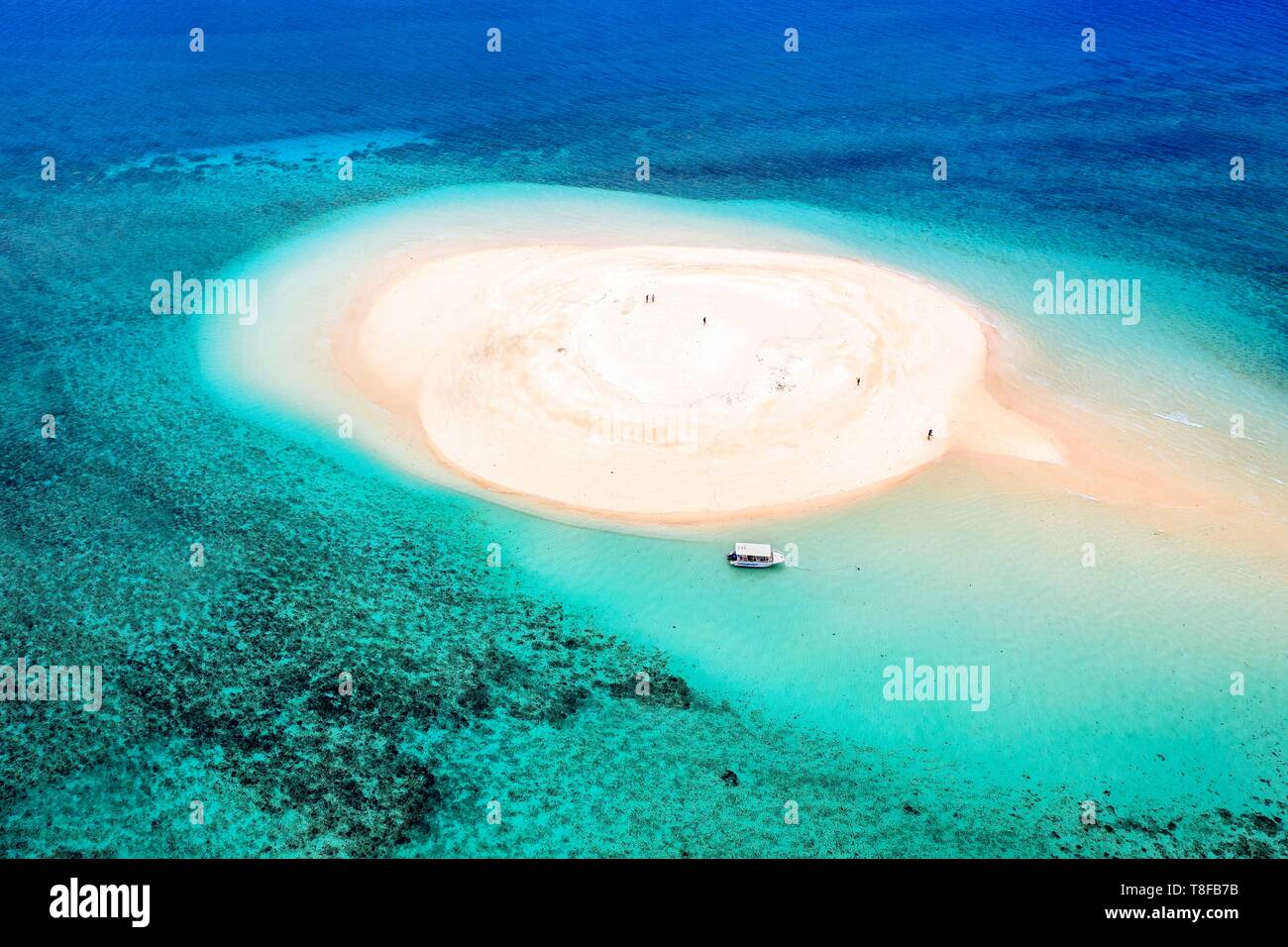 Francia, isola di Mayotte (dipartimento francese d' oltremare), Grande Terre, M'Tsamoudou, isolotto di sabbia bianca sulla barriera corallina in laguna affacciata Saziley (punto di vista aerea) Foto Stock