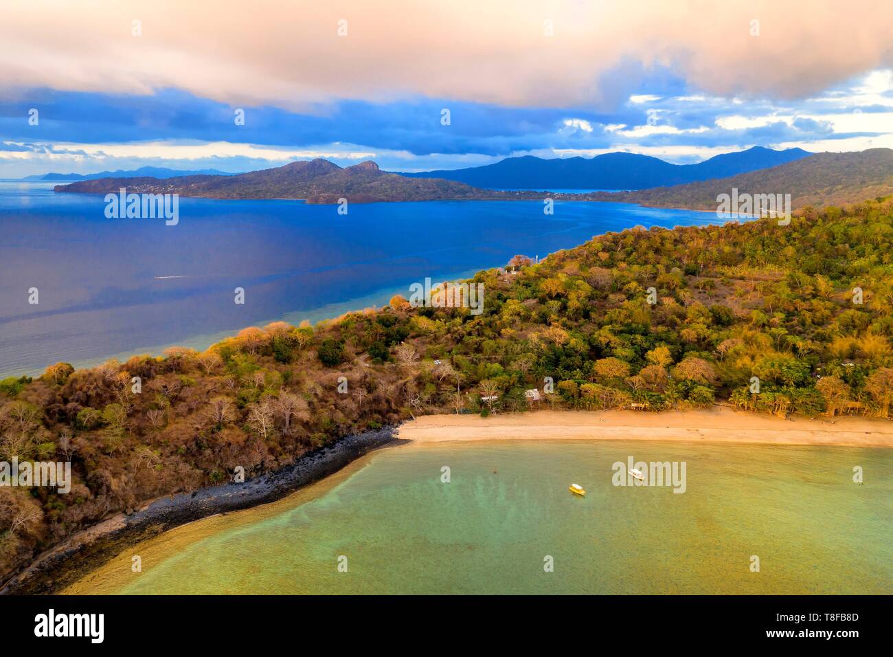 Francia, isola di Mayotte (dipartimento francese d' oltremare), Grande Terre di Kani Keli, Maore il giardino e la spiaggia di N'Gouja e la baia di Mzouazia in background (vista aerea) Foto Stock