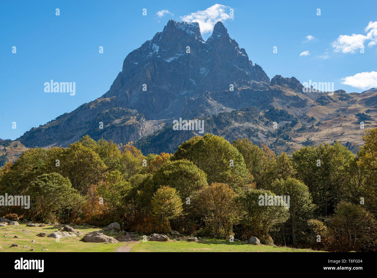 Una vista del famoso Pic du Midi Ossau nei Pirenei francesi montagne Foto Stock