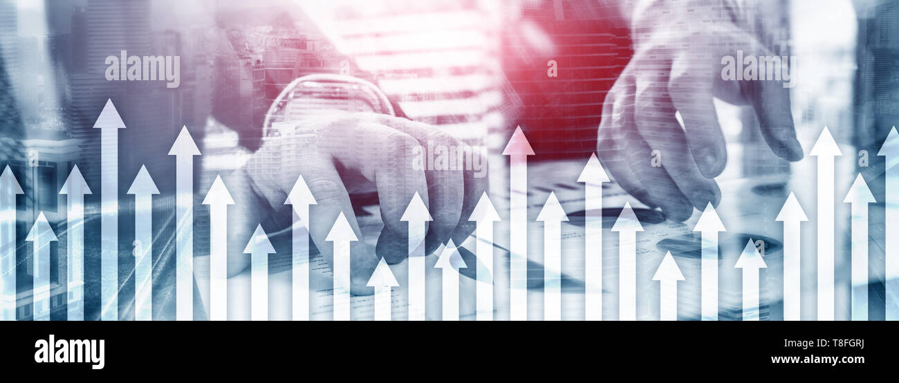 Freccia su Grafico su Sfondo grattacielo. Invesment e crescita finanziaria concetto. Foto Stock