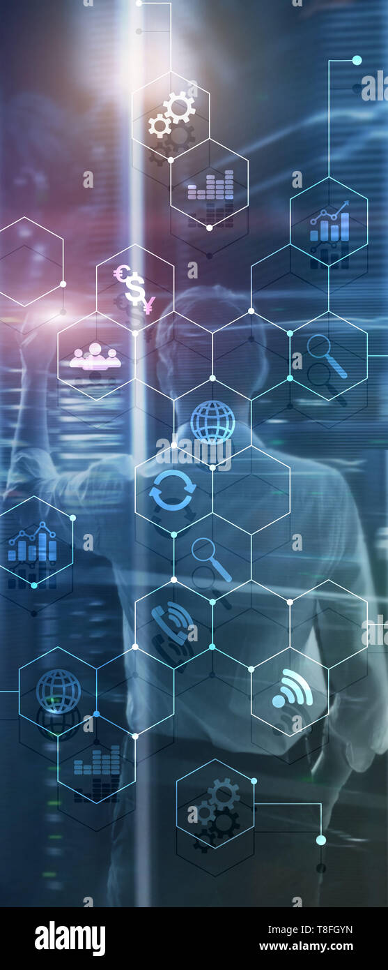 Panorama verticale Banner. La doppia esposizione dei supporti misti. Gli schemi e le icone sulla schermata di ologramma. La gente di affari e moderna città sullo sfondo Foto Stock