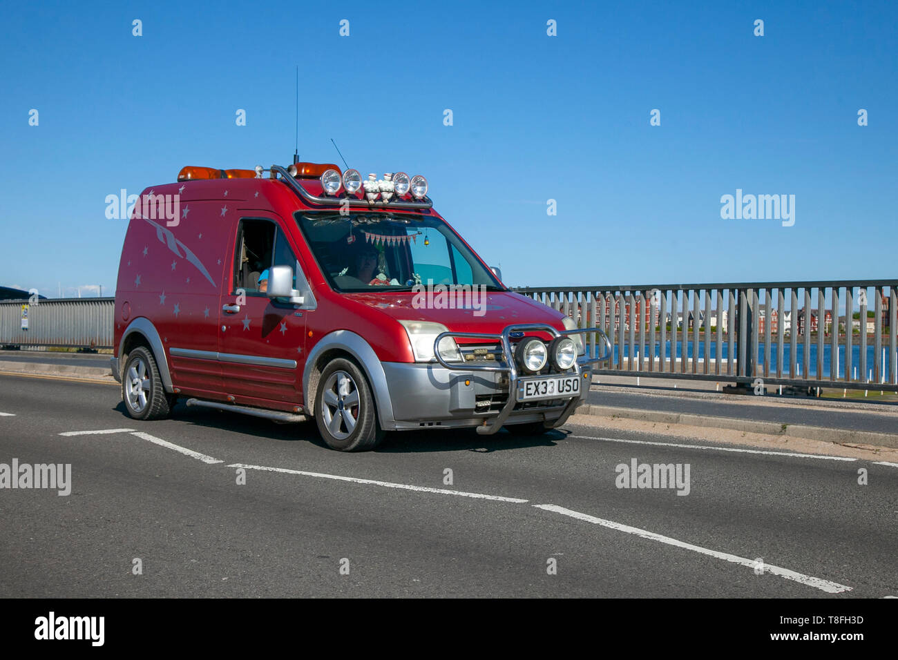 Red 2003 Ford Transit Connect T220 TDDI panel van sul lungomare, Southport, Merseyside, Regno Unito Foto Stock