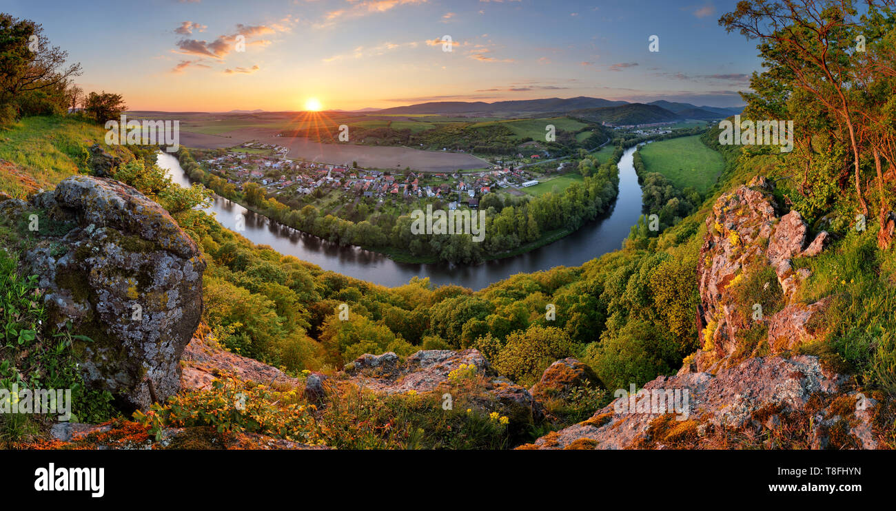 Panorama con il fiume al tramonto in montagna Foto Stock
