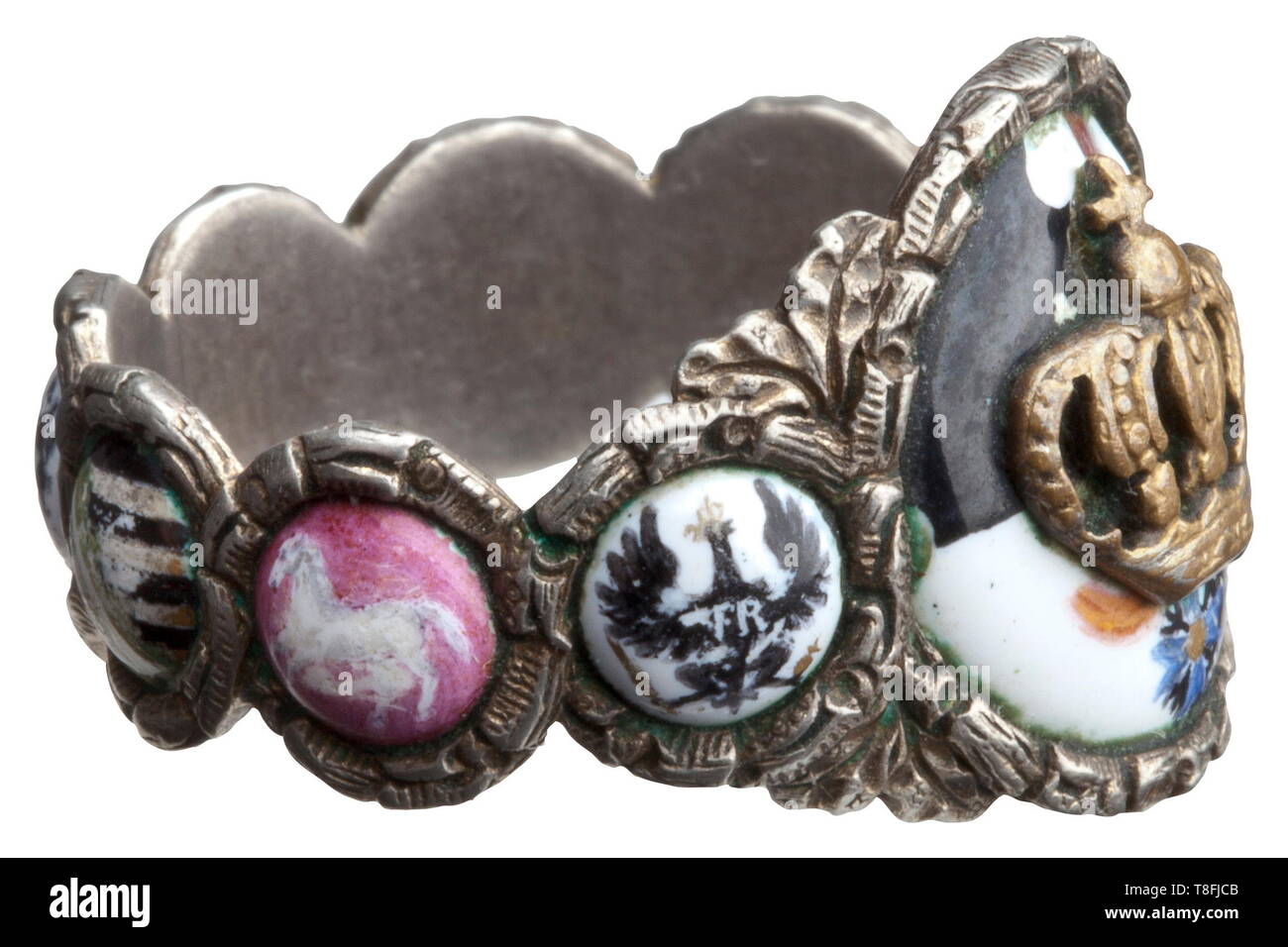 Friedrich Wilhelm III (1770 - 1840) - un anello con lo stemma di un anello in argento, al centro lo stemma della casa di Hohenzollern in smalto con sovrapposto re la corona, adiacente a che gli stemmi, lavorato en suite, di otto province prussiano, impostato con finemente cesellato leavesÂ quercia " decorazione. L'anello con distinte tracce di usura, lo smalto danneggiato. Peso 4,23 g, diametro interno dell'anello 19 mm. Probabilmente è anche un anello di presentazione dal re Federico Guglielmo III di Prussia. Cfr lotto n. 4053 dall'asta 22 del suo, Additional-Rights-Clearance-Info-Not-Available Foto Stock
