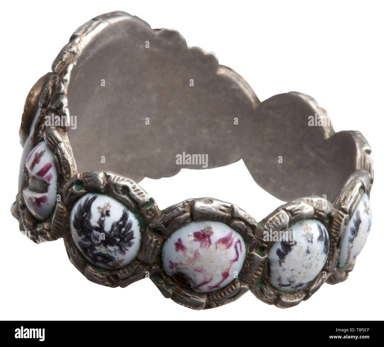 Friedrich Wilhelm III (1770 - 1840) - un anello con lo stemma di un anello in argento, al centro lo stemma della casa di Hohenzollern in smalto con sovrapposto re la corona, adiacente a che gli stemmi, lavorato en suite, di otto province prussiano, impostato con finemente cesellato leavesÂ quercia " decorazione. L'anello con distinte tracce di usura, lo smalto danneggiato. Peso 4,23 g, diametro interno dell'anello 19 mm. Probabilmente è anche un anello di presentazione dal re Federico Guglielmo III di Prussia. Cfr lotto n. 4053 dall'asta 22 del suo, Additional-Rights-Clearance-Info-Not-Available Foto Stock