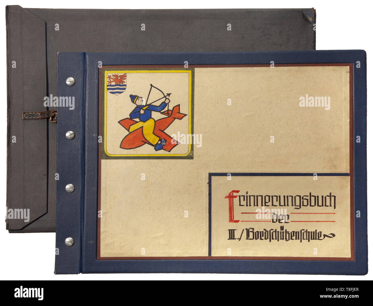 Di grande formato splendido album di foto della III./Bordschützenschule 1 Il brillantemente inscritto album di foto con un totale di circa 388 immagini del Gruppe III del Bordschützenschule 1 (tr. scuola per antenna gunners) da Graudenz e successivamente da Stolp-Reitz. Il coperchio dell'album dipinto con stemma e iscrizione "Erinnerungsbuch der III./Bordschützenschule'. Fotografie parzialmente in grande formato (fino a 13 x 18 cm), come i ritratti degli ufficiali che indossa gli ordini, macchine di vari tipi, tombe di piloti di caccia ucciso in azione, aria campo in Ra, Editorial-Use-solo Foto Stock