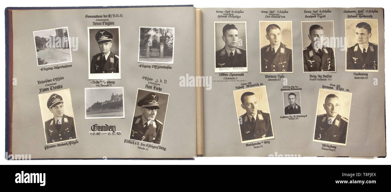 Di grande formato splendido album di foto della III./Bordschützenschule 1 Il brillantemente inscritto album di foto con un totale di circa 388 immagini del Gruppe III del Bordschützenschule 1 (tr. scuola per antenna gunners) da Graudenz e successivamente da Stolp-Reitz. Il coperchio dell'album dipinto con stemma e iscrizione "Erinnerungsbuch der III./Bordschützenschule'. Fotografie parzialmente in grande formato (fino a 13 x 18 cm), come i ritratti degli ufficiali che indossa gli ordini, macchine di vari tipi, tombe di piloti di caccia ucciso in azione, aria campo in Ra, Editorial-Use-solo Foto Stock