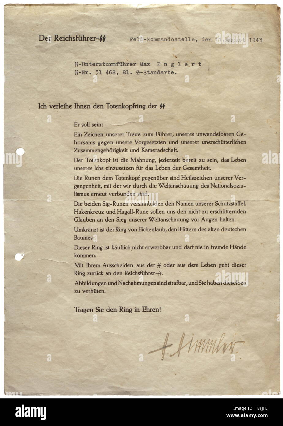 Un documento di aggiudicazione per ring d'onore della SS aggiudicato a SS-Untersturmführer Max Engler (SS n. 31468) con la 81SS-Standarte (Würzburg). Rilasciato in (tr) 'Campo posizione di comando, 11 agosto 1943". Con la firma originale di H. Himmler. Forati e minimamente foxed. Un raro documento premio in un buono stato di conservazione. storica, storica del xx secolo, 1930S, 1940s, Waffen-SS Divisione armati delle SS, servizio armato, servizi armati, NS, il socialismo nazionale, il nazismo, il terzo Reich, Reich tedesco, Germania, militare, militaria, utensile e un pezzo di attrezzature, utensili, oggetto , Editorial-Use-solo Foto Stock