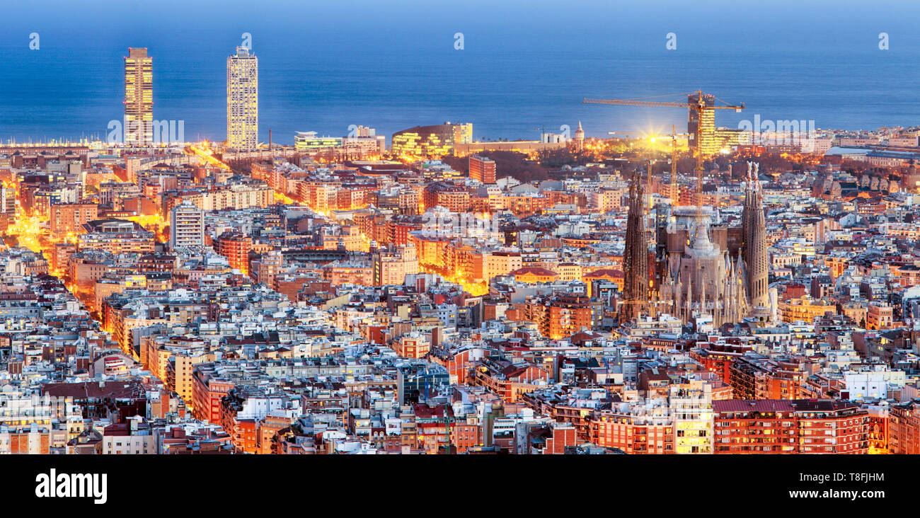 Panorama di Barcellona all'alba Foto Stock