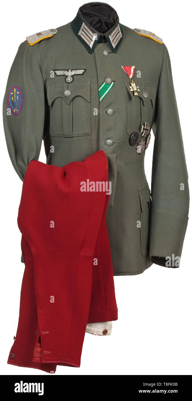 Un campo uniforme per un importante e membro del personale della divisione di Cosacchi realizzati su misura dalla Vienna maestro sarto Josef Andrysek nel campo di gabardine grigio verde scuro collare, campo pulsanti grigio e argento opaco insignia. Manicotto di badge il personale del generale von Pannwitz, la grande tasca ricurva lembi in stile austriaco tradizionale. Green cucito camicia di seta con corrispondenti sartoriale tag, la tasca interna con un nome fadede tag. Un rivestimento usato per un lungo periodo di tempo, con età corrispondente patina. Calzoncini di robbia rosso gabardine (trascina, Additional-Rights-Clearance-Info-Not-Available Foto Stock