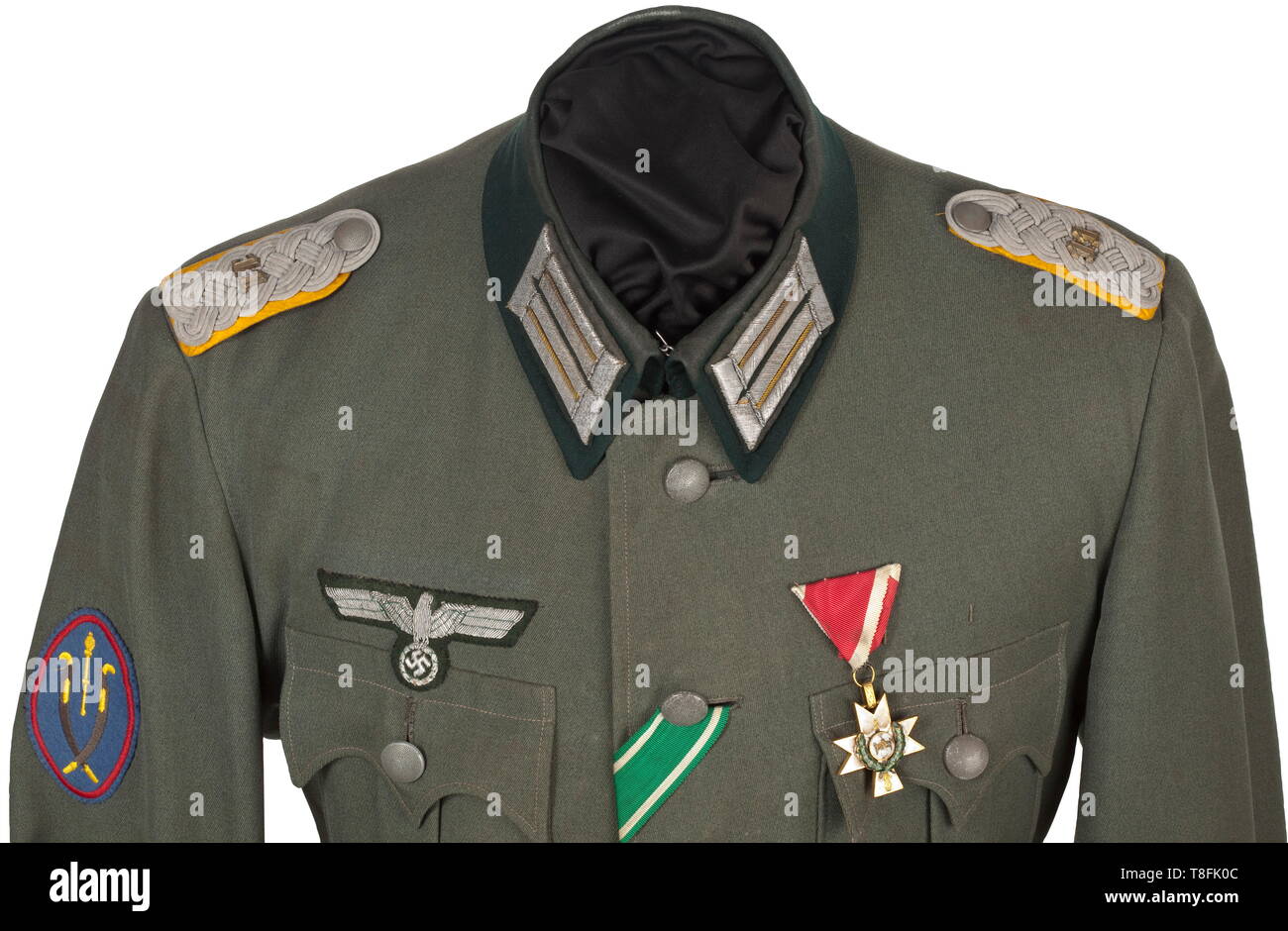 Un campo uniforme per un importante e membro del personale della divisione di Cosacchi realizzati su misura dalla Vienna maestro sarto Josef Andrysek nel campo di gabardine grigio verde scuro collare, campo pulsanti grigio e argento opaco insignia. Manicotto di badge il personale del generale von Pannwitz, la grande tasca ricurva lembi in stile austriaco tradizionale. Green cucito camicia di seta con corrispondenti sartoriale tag, la tasca interna con un nome fadede tag. Un rivestimento usato per un lungo periodo di tempo, con età corrispondente patina. Calzoncini di robbia rosso gabardine (trascina, Additional-Rights-Clearance-Info-Not-Available Foto Stock