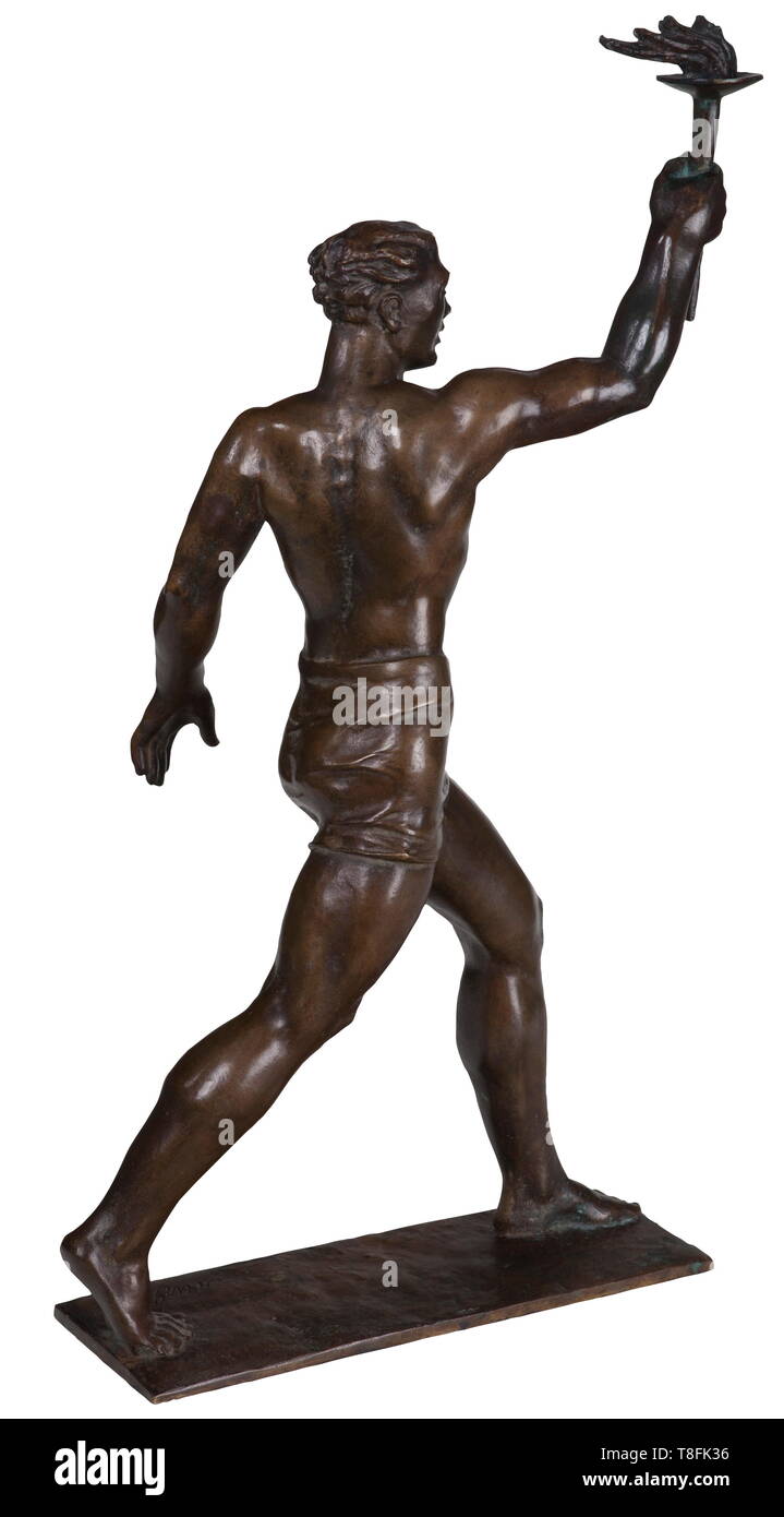 August Wilhelm Goebel (1883 - 1993) - torcia olimpica portatore circa 1935 in bronzo stilizzato, aspetto modernista, non diversamente American WPA scultura del periodo. Firmato "A.W. Goebel', nessun timbro di fonderia. Altezza 50 cm, peso 24 kg secondo il precedente proprietario, la figura è stata una proposta di scultura monumentale per Berlin Olympic motivi, ma mai realizzato. Goebel lavorato in legno e bronzo. Ha esposto in Haus der Deutschen Kunst, e lui era un modellizzatore tedesco per diverse fabbriche di porcellana. Da artisti's wagon, possibilmente univoco. USA-Los storica, storica del xx secolo, Editorial-Use-solo Foto Stock