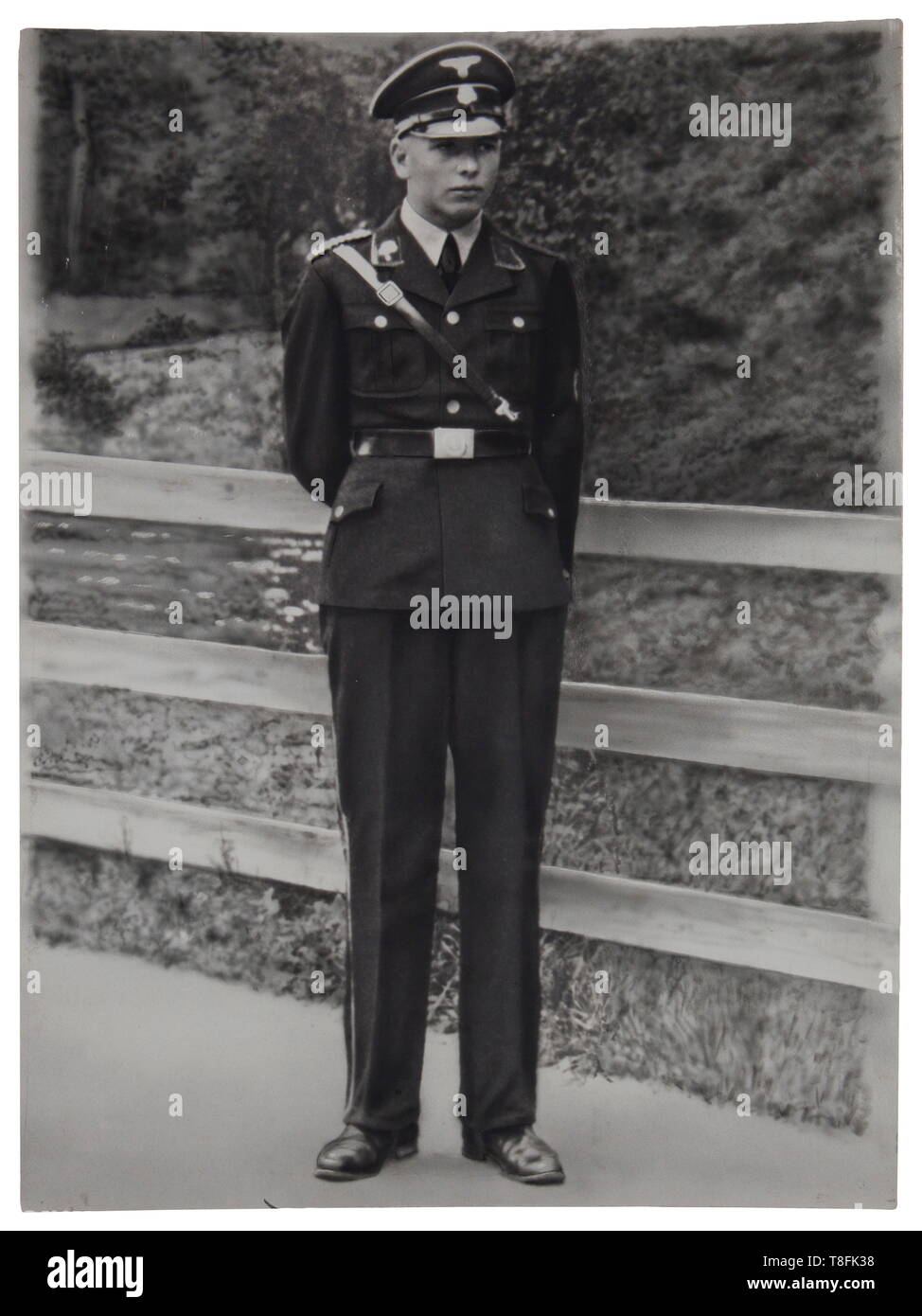 Una SS anello d'onore SS-Rottenführer Eduard Gärtner membro della SS Totenkopf-divisione. Anello in argento realizzato da Gahr a Monaco di Baviera, saldato al di sotto applicata separatamente la morte di testa, all'interno della superficie incisa 'S.lb Gärtner 11.6.39 H. Himmler'. Peso 10,5 g, diametro interno 21,6 mm. In pelle nera scatola incernierate del periodo, rivestimento in oro. Foto di Gärtner in uniforme completa montata sul disco stock " 29 cm x 39 cm", foto della sua tomba. Viene fornito con Don Boyle certificato. USA-Los storica, storica del xx secolo, 1930S, 1940s, Waffen-SS Divisione armati delle SS, servizio armato, servizi armati, NS, Nat, Editorial-Use-solo Foto Stock