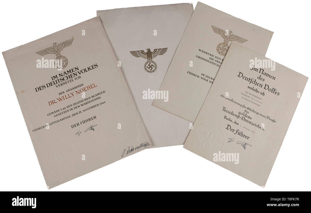Tre documenti documento premio, 40yr. Golden fedele servizio croce (21 cm x 29.5 cm) 'dem Reichsbankrat Friedrich Becker/1. Oktober 1941' con guarnizione di tenuta in rilievo, facsimile della firma di Hitler. Documento di pensionamento (25,5 cm x 35 cm) per ex ambasciatore in Giappone (1933 - 1938) Il Dottor Willy Noebel / 25. Novembre 1944, con guarnizione di tenuta in rilievo, facsimile della firma di Hitler, Ribbentrop firma. Non utilizzate la notifica di morte dato alla famiglia del militare ucciso in combattimento (21 cm x 29,5 cm). Svuota cartella dei documenti, (25 cm x 36 cm), disco stock, oro sbalzato eagle. USA-Los storica, storica, documento d, Editorial-Use-solo Foto Stock
