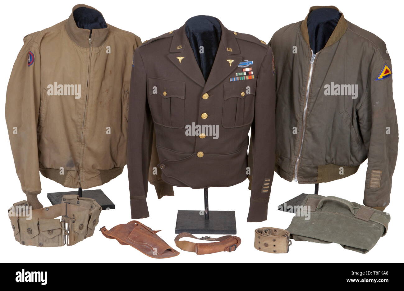 Il Maggiore John K. Lattimer Armor molto uniforme verde scuro gabardine abito di servizio 'Ike' jacket con '1942' datato specifica etichetta, 'reregolamento U.S. Officer uniforme dell' etichetta. Include le barre del nastro, combat badge di fanteria, bavero medaglia dispositivi, bullion bars d'oltremare. ETO (teatro di operazioni europeo), filo di metallo cerotto applicato alla spalla sinistra, 7 Armor cerotto applicato alla spalla destra. Cachi petroliere di cotone camicia di rilascio, barra laterale tasca, verde fodera di lana, terza armata cerotto applicato alla spalla destra, 7 Armor cerotto applicato alla spalla sinistra con over, Additional-Rights-Clearance-Info-Not-Available Foto Stock