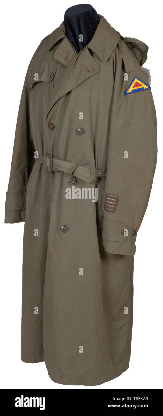 Il Maggiore John K. Lattimer Armor molto uniforme verde scuro gabardine abito di servizio 'Ike' jacket con '1942' datato specifica etichetta, 'reregolamento U.S. Officer uniforme dell' etichetta. Include le barre del nastro, combat badge di fanteria, bavero medaglia dispositivi, bullion bars d'oltremare. ETO (teatro di operazioni europeo), filo di metallo cerotto applicato alla spalla sinistra, 7 Armor cerotto applicato alla spalla destra. Cachi petroliere di cotone camicia di rilascio, barra laterale tasca, verde fodera di lana, terza armata cerotto applicato alla spalla destra, 7 Armor cerotto applicato alla spalla sinistra con over, Additional-Rights-Clearance-Info-Not-Available Foto Stock