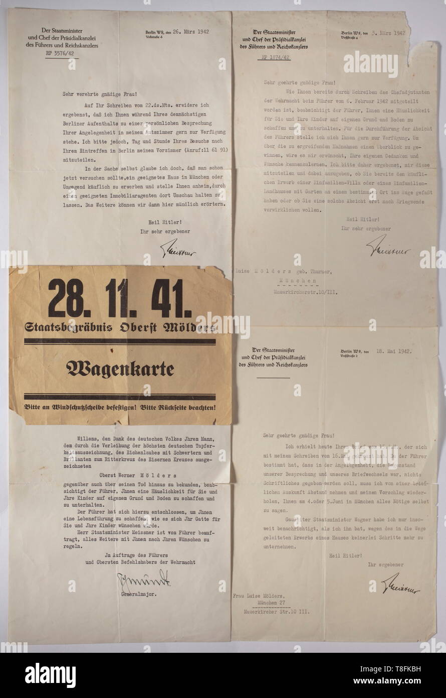 Luise Mölders - un pass auto per il 'Staatsbegräbnis Oberst Mölders' (tr. 'State funerale Colonnello Mölders") e di quattro lettere da Schmundt e Meissner 1942 Il pass auto con data aggiuntiva sul lato anteriore e sul lato retromarcia istruzioni per l atto di stato al RLM così come per il corteo funebre. DIN A5, formato ripiegato, le lacrime. Una lettera firmata da Schmundt del 6 febbraio 1942 (lettera testa 'Chefadjutant der Wehrmacht beim Führer"), '...beabsichtigt Der Führer, Ihnen eine Häuslichkeit auf eigenem Grund und Boden zu schaffen und zu unterh xx secolo, Editorial-Use-solo Foto Stock