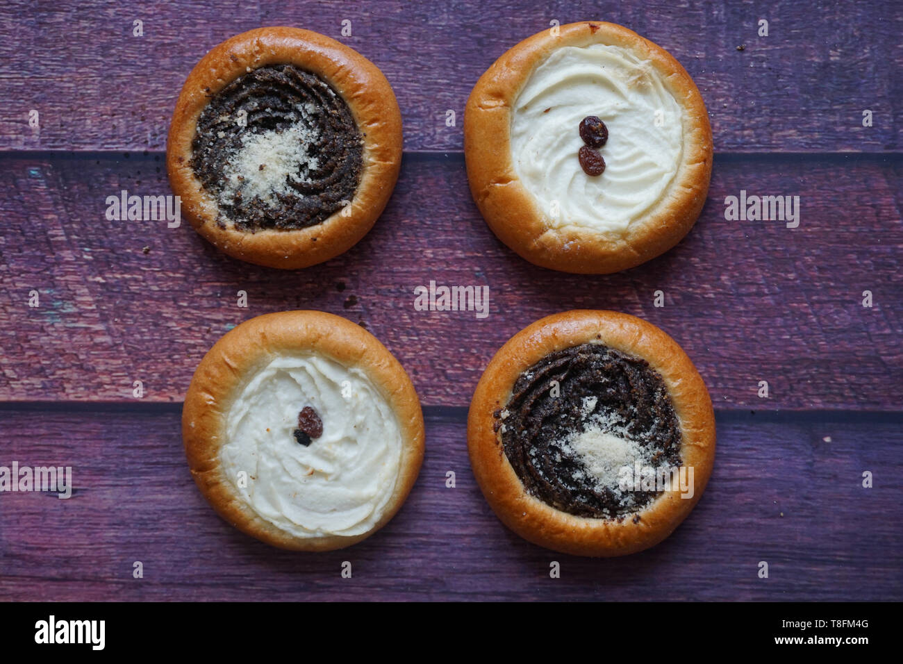 Dolce tradizionale panetteria ceca/prodotto di pasticceria: pasta lievitata kolache (kolace) con deliziosa di semi di papavero e di riempimento streusel topping e crema di quark Foto Stock