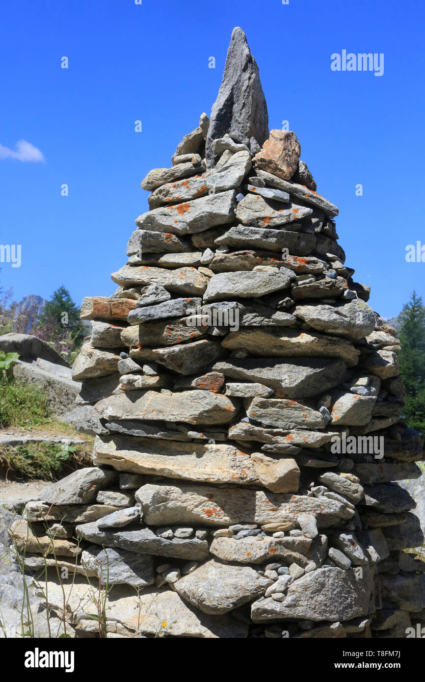 Monticule piramidale. Pyramide de pierres. Cairns. Montenvers. Chamonix Monte Bianco. Alta Savoia. La Francia. Foto Stock
