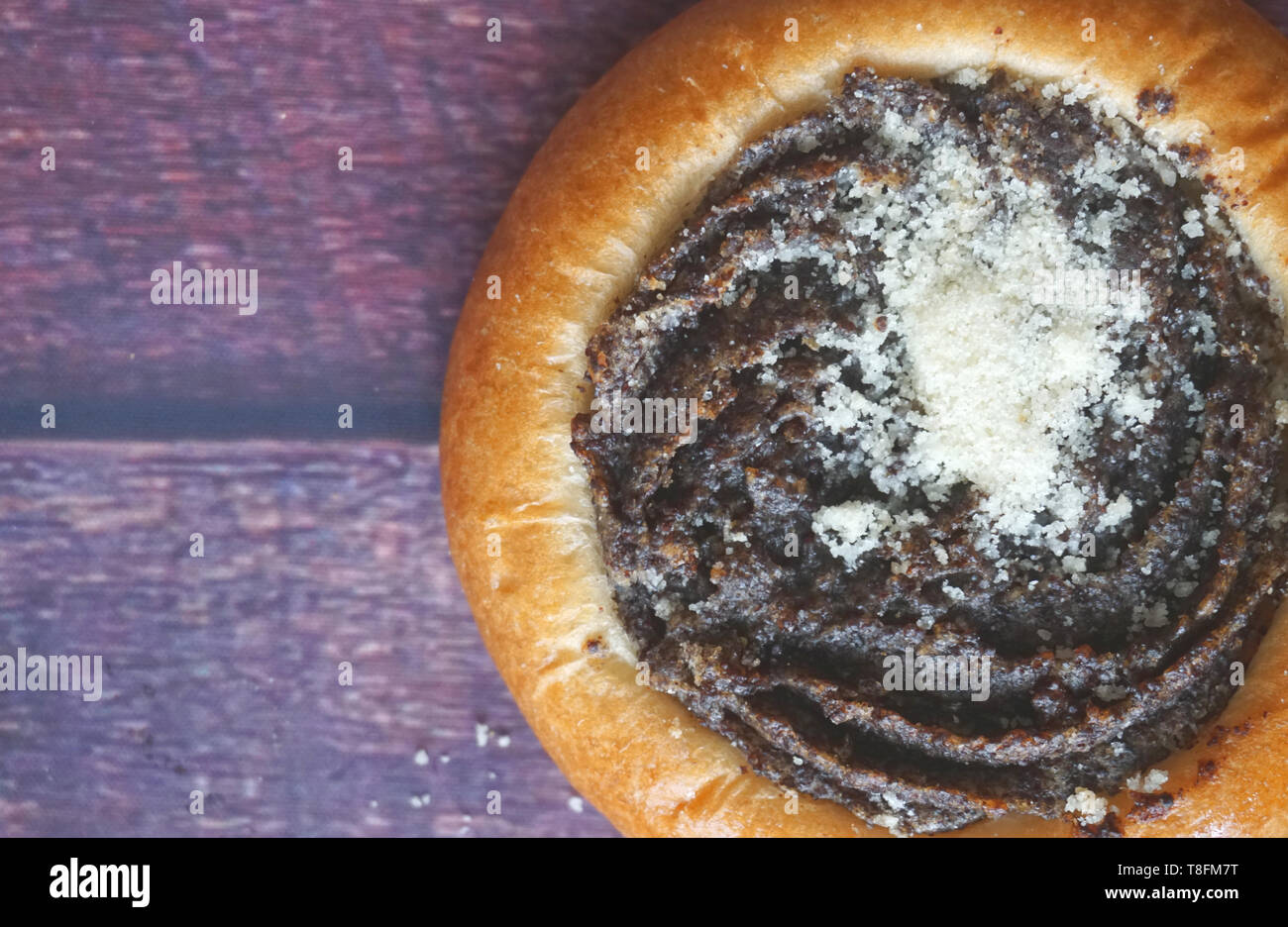Dolce tradizionale panetteria ceca/prodotto di pasticceria: pasta lievitata kolache con deliziosa di semi di papavero e di riempimento streusel topping Foto Stock