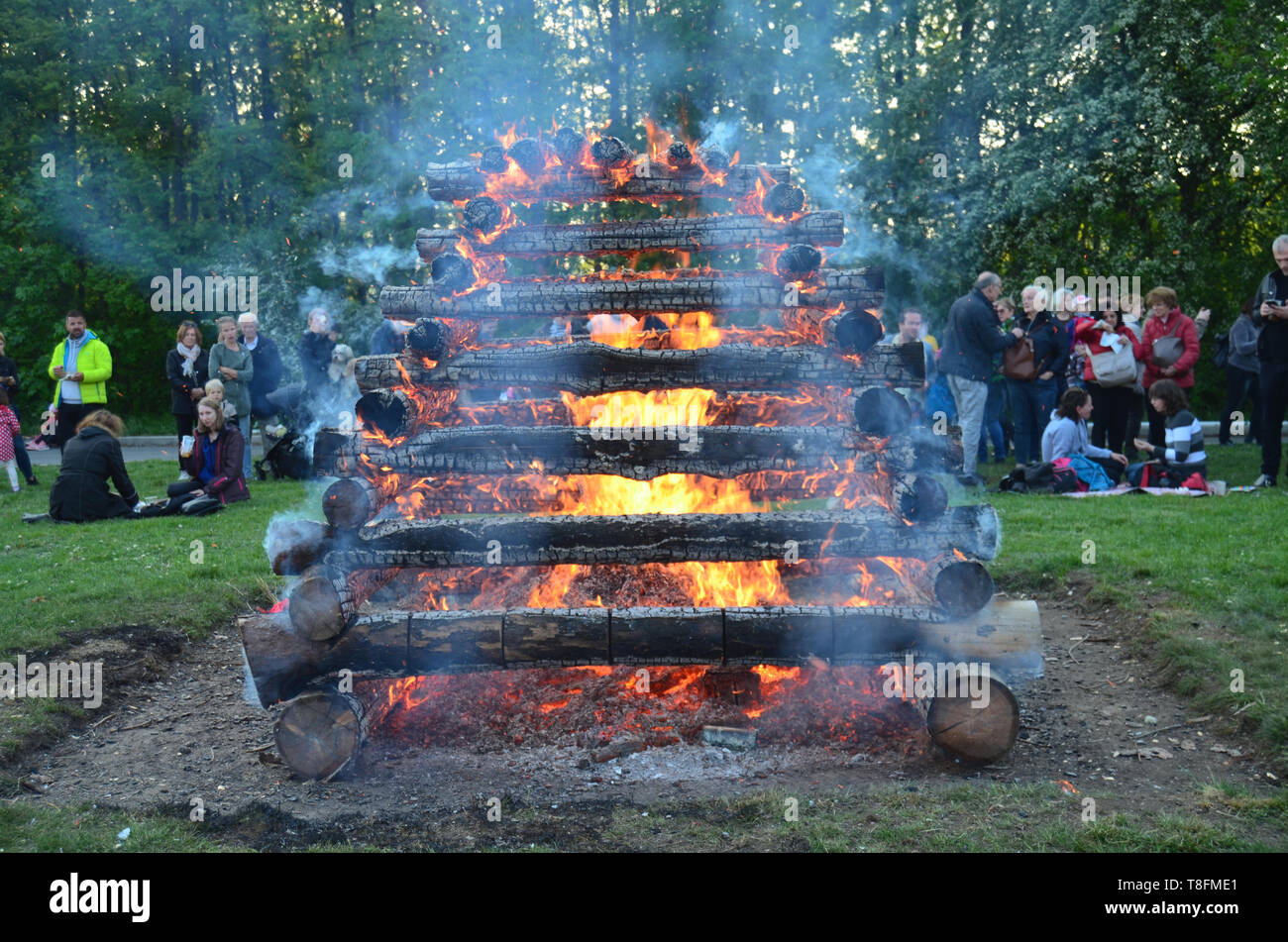 Praga / Repubblica Ceca - 30 Aprile 2019: Raccolta per tradizione ceca di bruciare le streghe (Paleni Carodejnic), originariamente festa pagana Foto Stock
