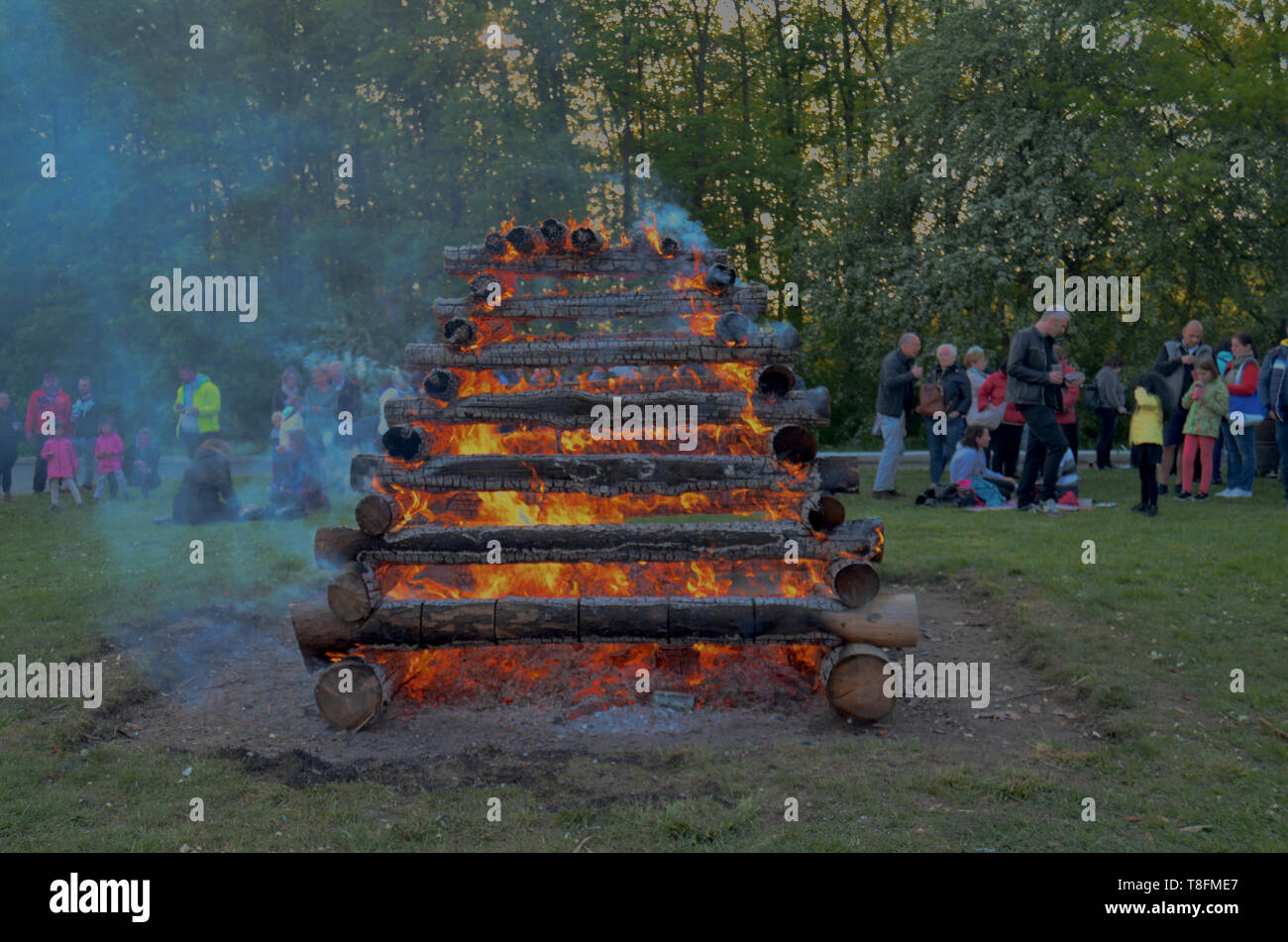 Praga / Repubblica Ceca - 30 Aprile 2019: Raccolta per tradizione ceca di bruciare le streghe (Paleni Carodejnic), originariamente festa pagana Foto Stock