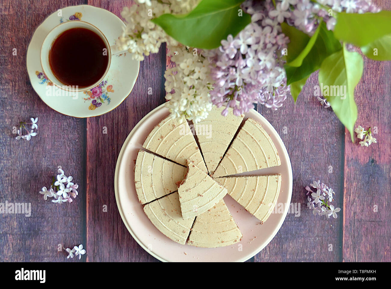 Originale Kolonada ceca spa waffer triangoli: tradizionale cioccolata ripiena biscotti, vintage tazza di tè, fiori lilla Foto Stock