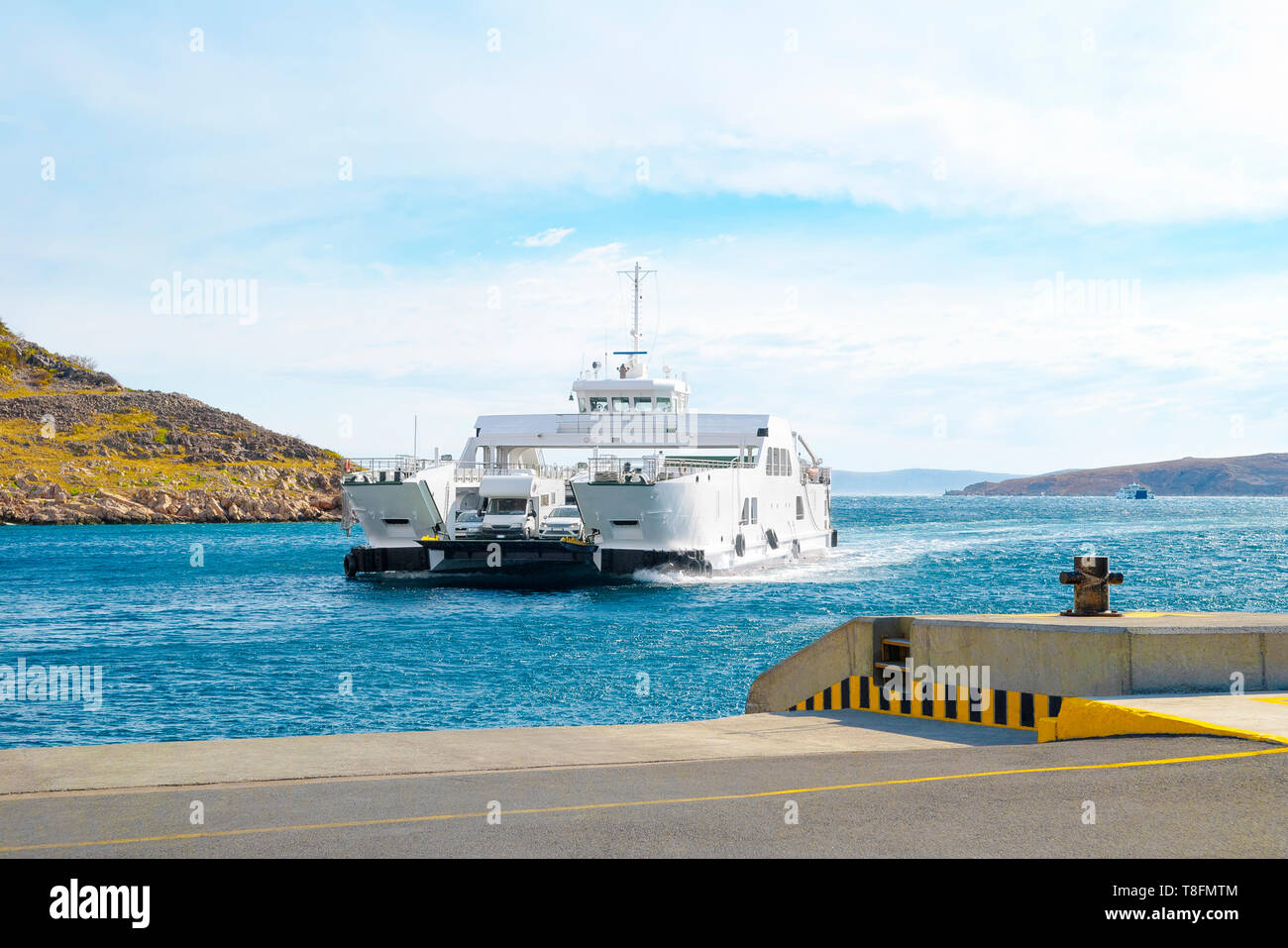 Car ferry boat in Croazia che collega l'isola di Rab con la terraferma. Foto Stock