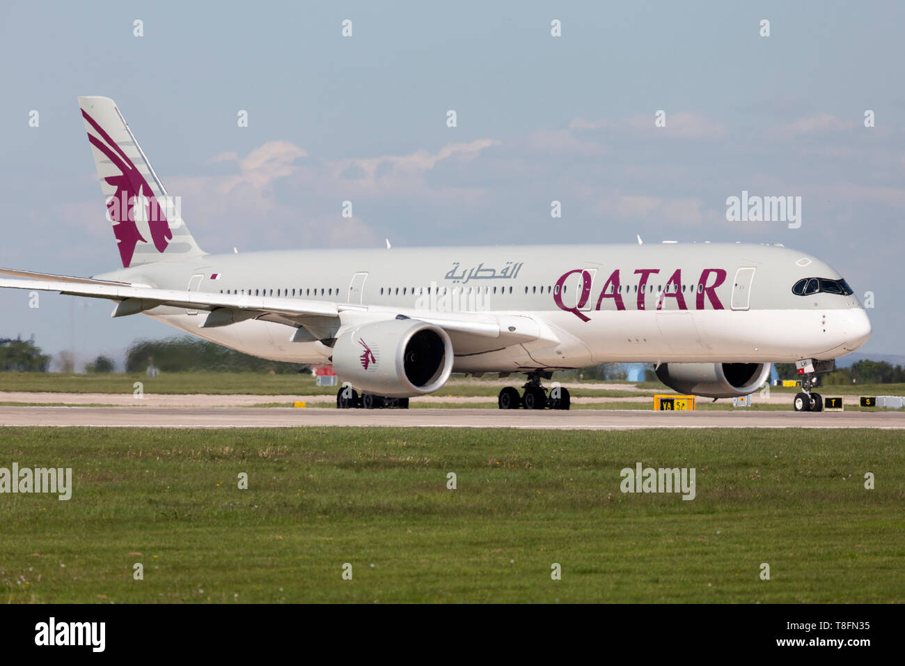 La Qatar Airways Airbus A350, la registrazione A7-ALH, preparando per il decollo dall'aeroporto di Manchester, Inghilterra. Foto Stock