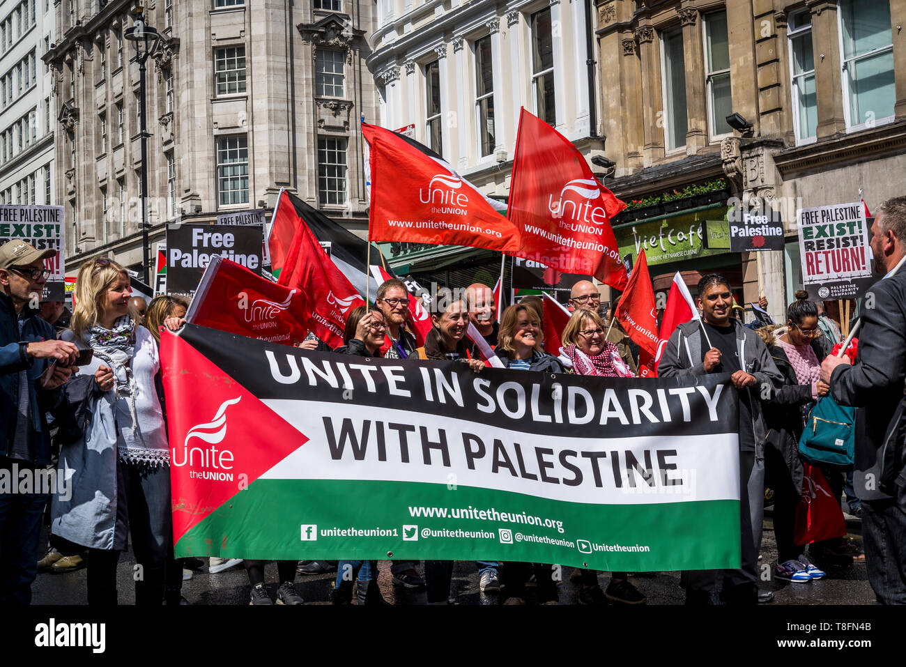 Manifestazione nazionale per la Palestina, unite l'Unione banner e bandiere a sostegno della Palestina, London, Regno Unito 11/05/2019 Foto Stock