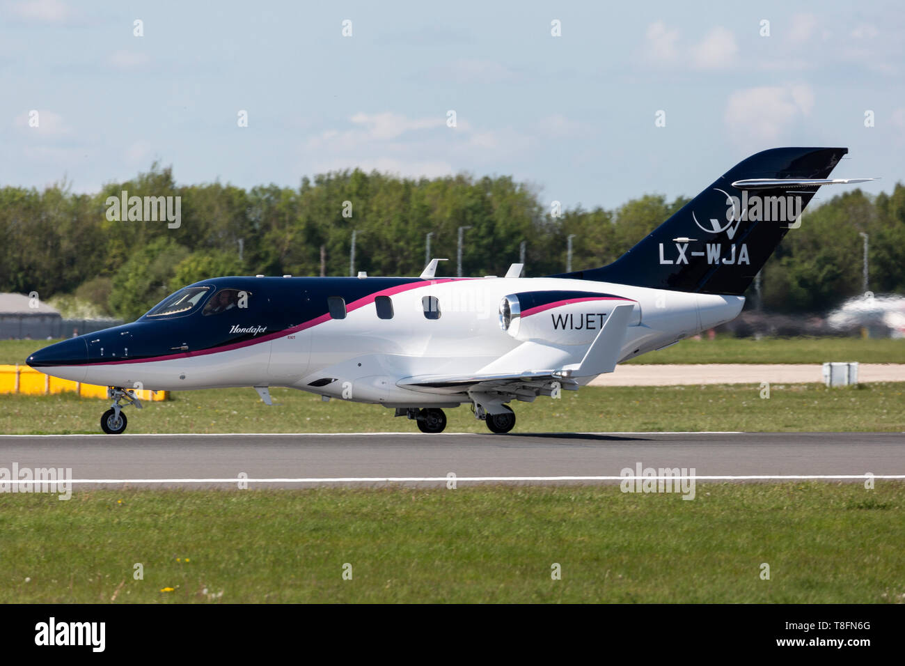 Honda ha-420 luce executive business jet, registrazione LX-WJA decollo dall'aeroporto di Manchester, Inghilterra. Foto Stock