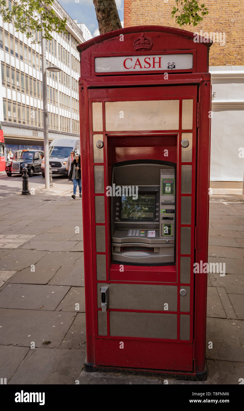 Macchina di contanti nel telefono pubblico Foto Stock