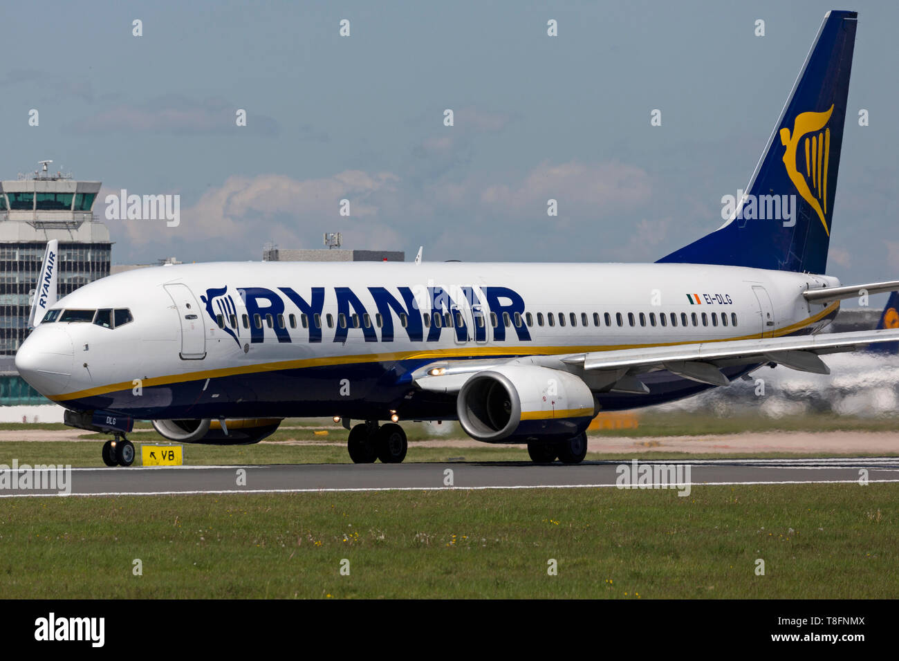 Ryanair Boeing 737-800, registrazione EI-DLG, preparando per prendere il via all'Aeroporto di Manchester, Inghilterra. Foto Stock
