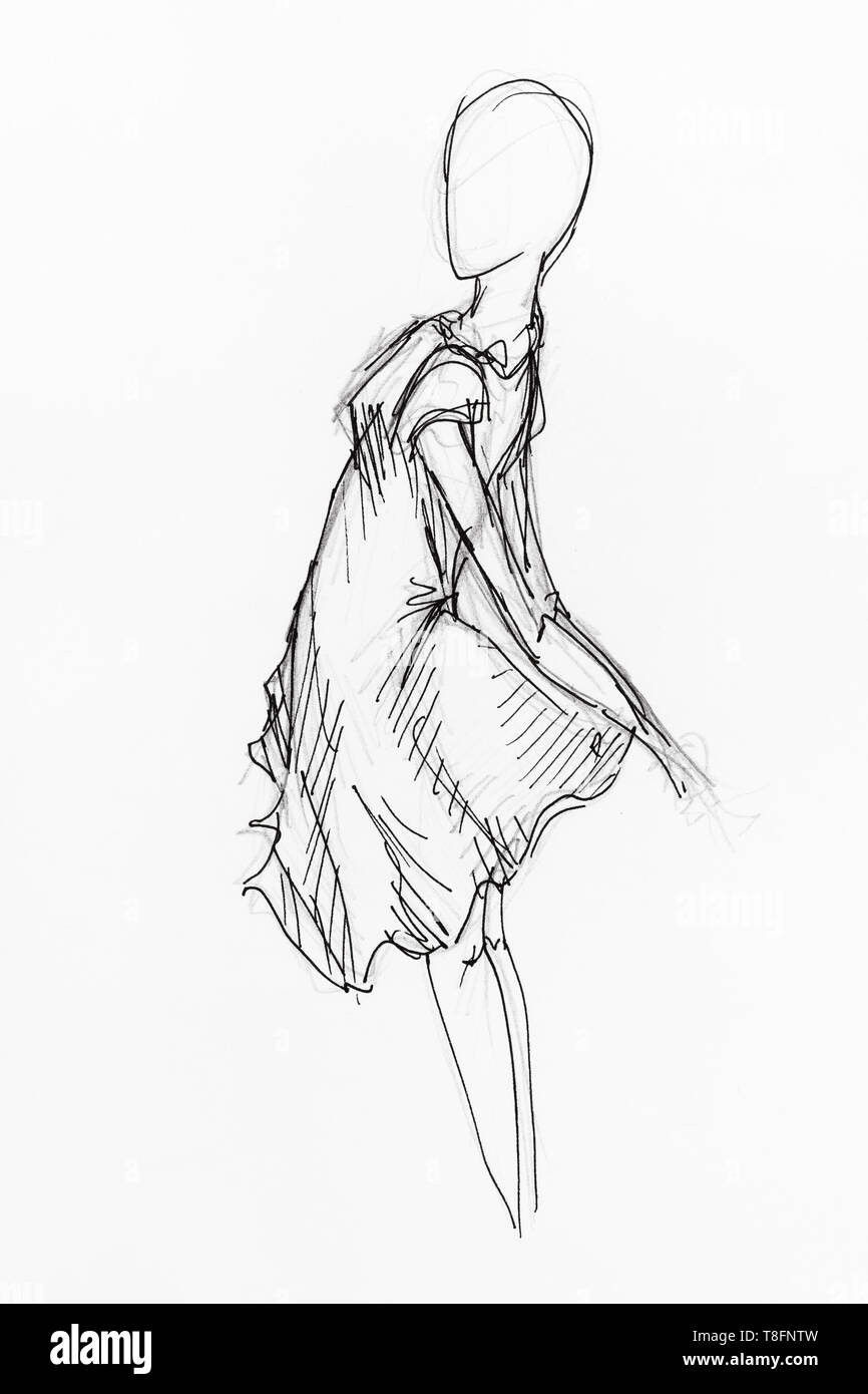 Schizzo di figura femminile in abito billowing disegnati a mano da nero a matita e inchiostro su carta bianca Foto Stock
