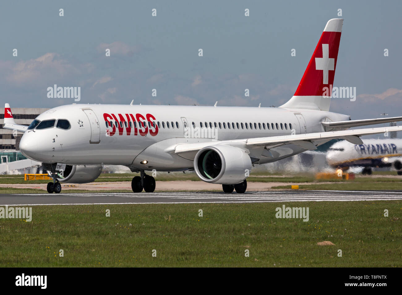 Swiss International Airways Bombardier CS300, o come è ormai noto,un Airbus A220-300,immatricolazione HB-JCM, all'Aeroporto di Manchester, Inghilterra. Foto Stock