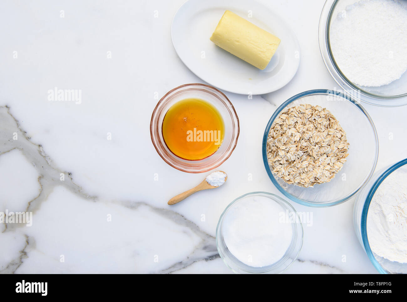 Ingredienti per biscotti Anzac un tradizionale australiana cookie fatta con farina, burro, zucchero, fiocchi d'avena, essiccato di cocco e sciroppo dorato Foto Stock