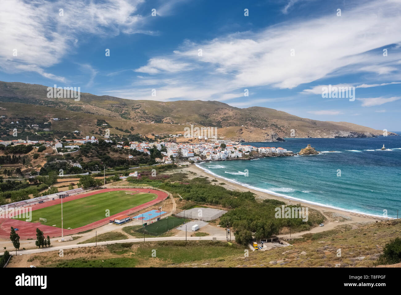 Spiaggia di Paraporti accanto a Chora città sull'isola di Andros, Grecia Foto Stock
