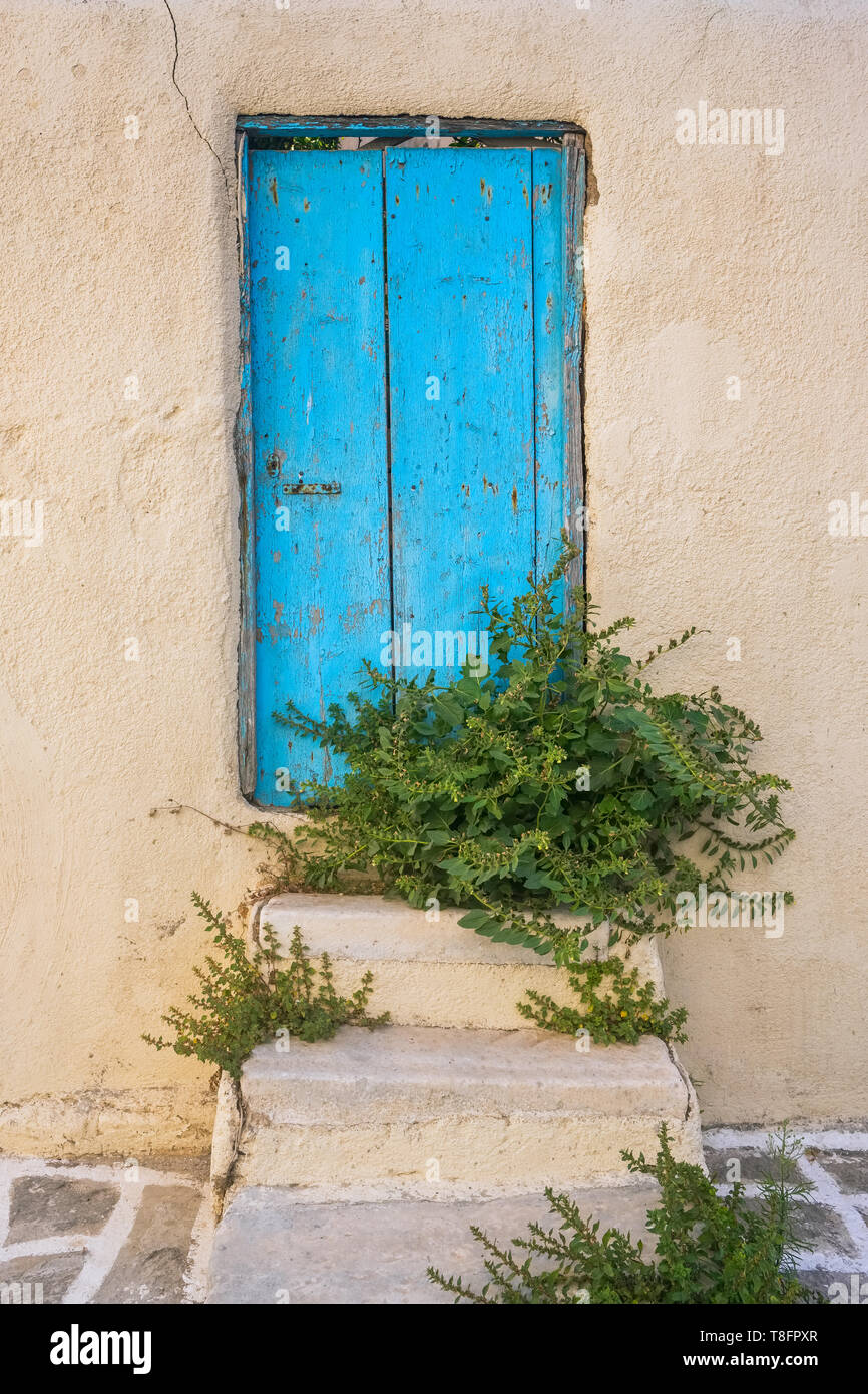 Casa bianca facciata con tradizionale porta blu sull isola di Paros, CICLADI Foto Stock