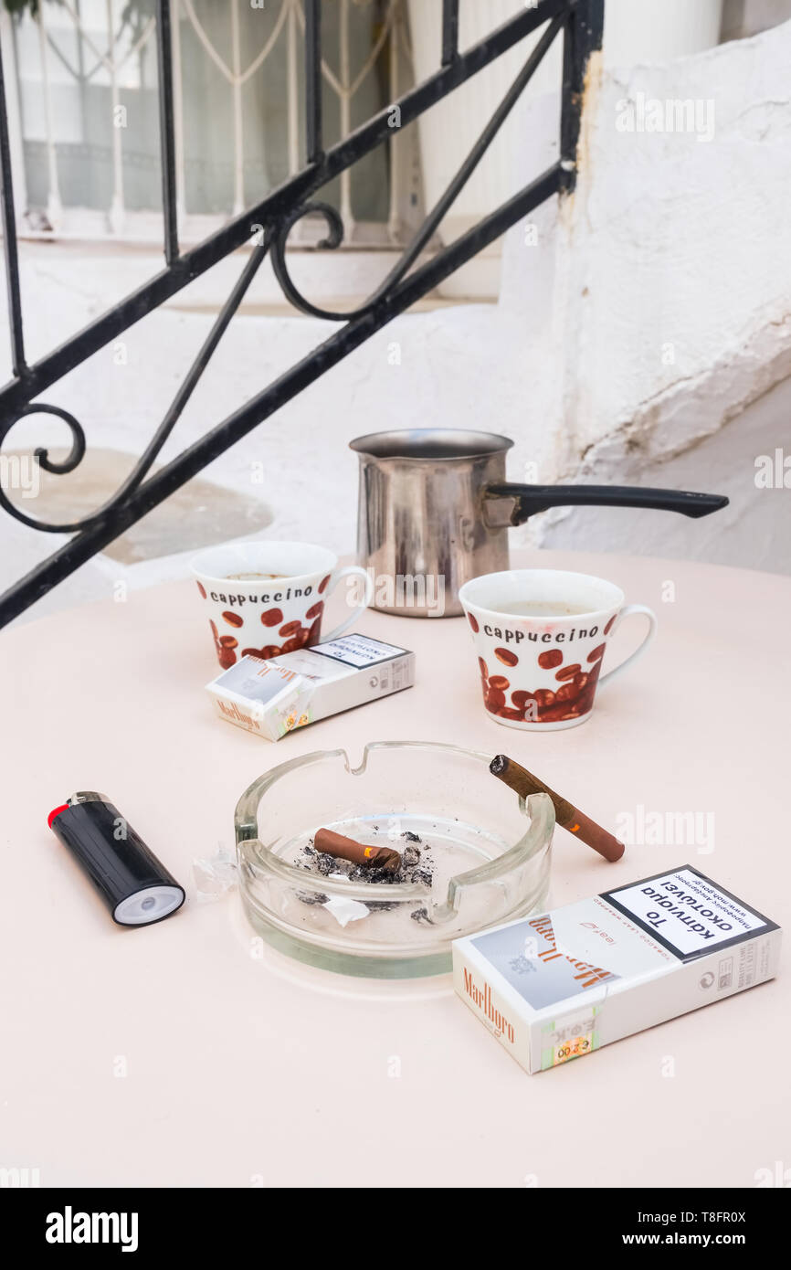 Still Life foto con caffè greco e sigarette sul tavolo in Grecia Foto Stock