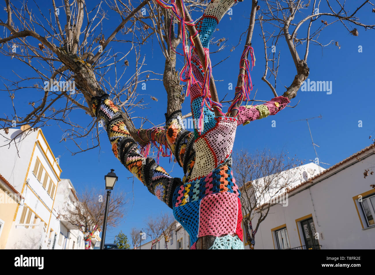 Gli alberi sono decorate con lavori all'uncinetto come parte dei festeggiamenti del Natale nella città murata di Mértola, a sud-est della regione di Alentejo, Portogallo. Foto Stock